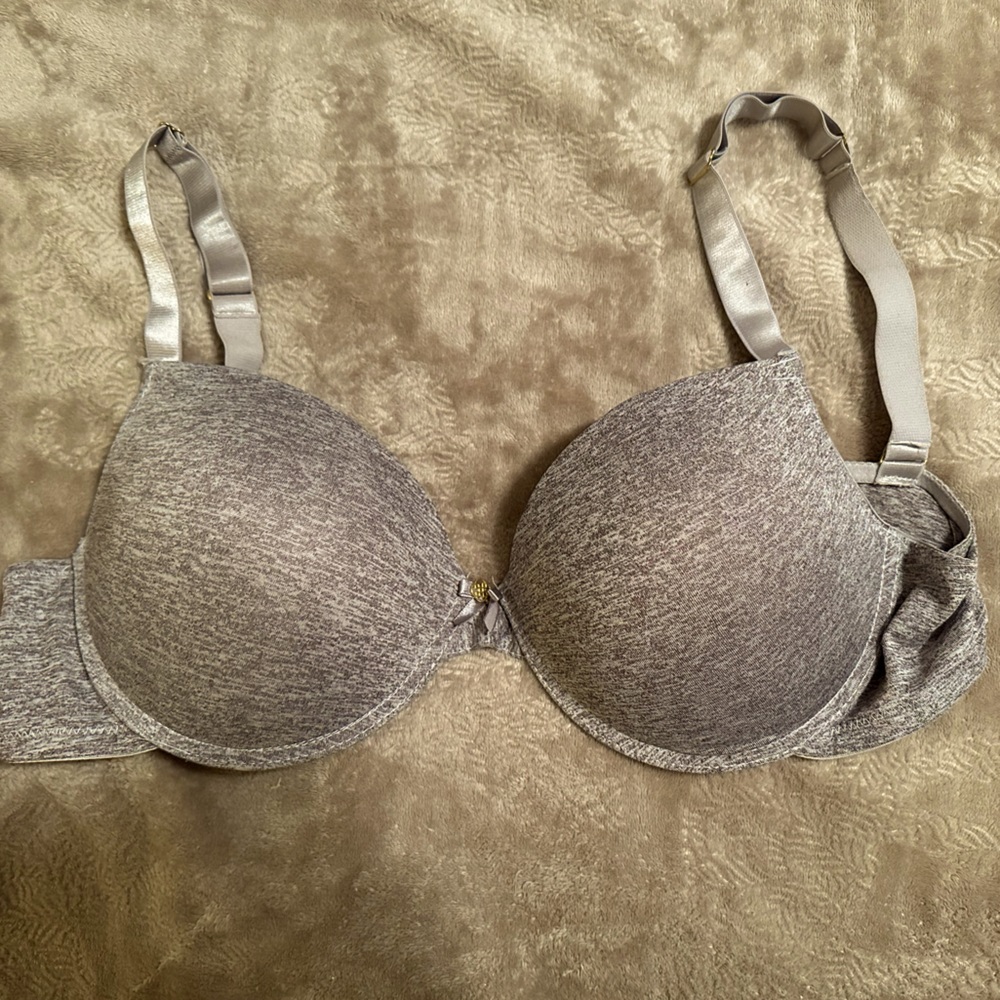 Daisy Fuentes 38DD bra
